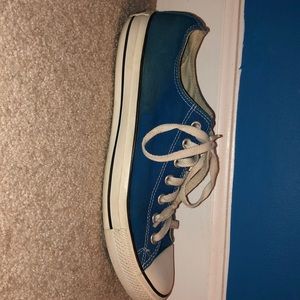 Men’s blue size 10 converse all stars.